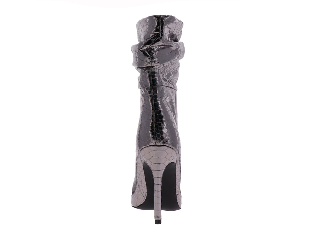 Bota de tacón alto color gris metálico con textura de piel de serpiente y punta afilada.
