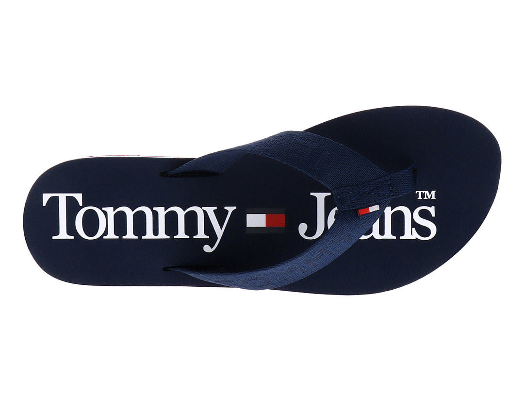 Sandalias Tommy Hilfiger color azul marino con suela en capas de color blanco y rojo.