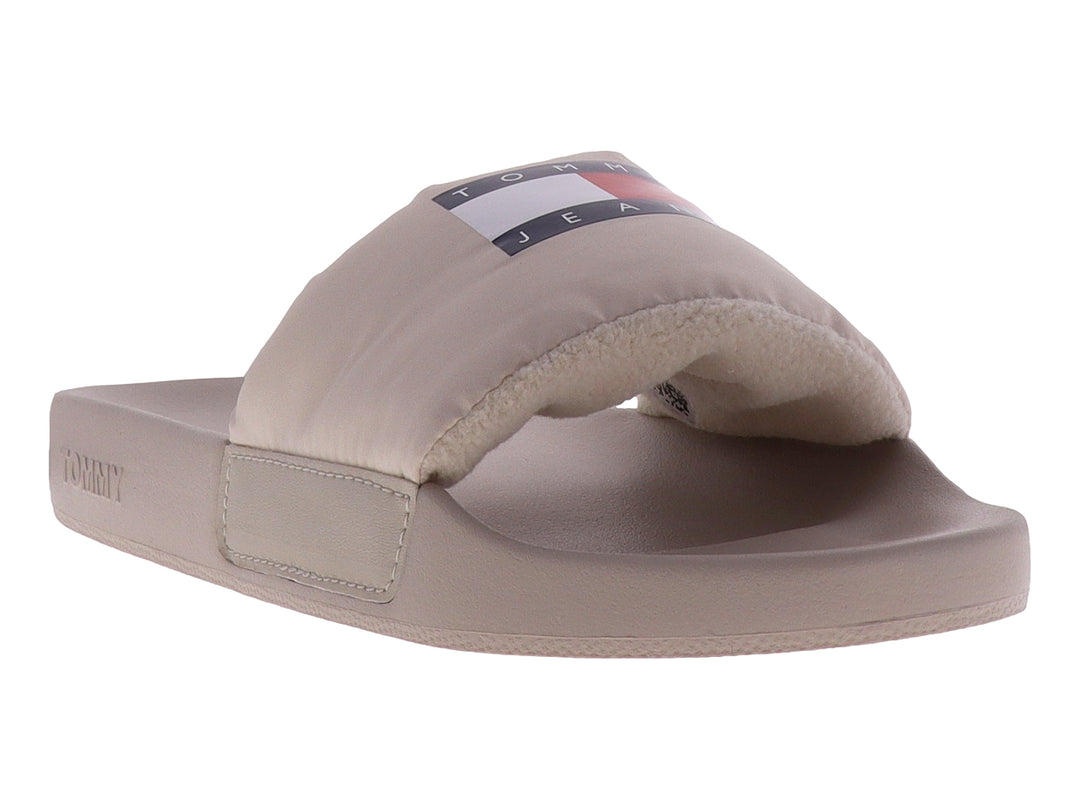 Sandalias Tommy Hilfiger color beige con correa acolchada y suela plana.