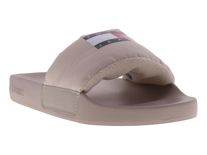 Sandalias Tommy Hilfiger color beige con correa acolchada y suela plana.