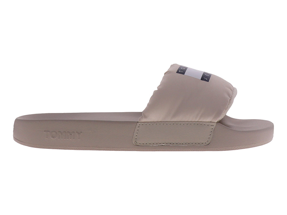 Sandalias Tommy Hilfiger color beige con correa acolchada y suela plana.