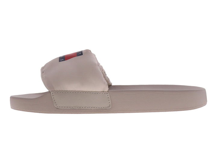 Sandalias Tommy Hilfiger color beige con correa acolchada y suela plana.