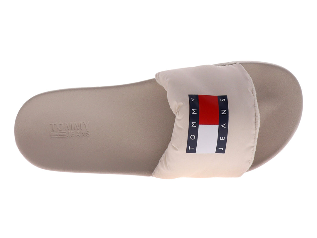 Sandalias Tommy Hilfiger color beige con correa acolchada y suela plana.