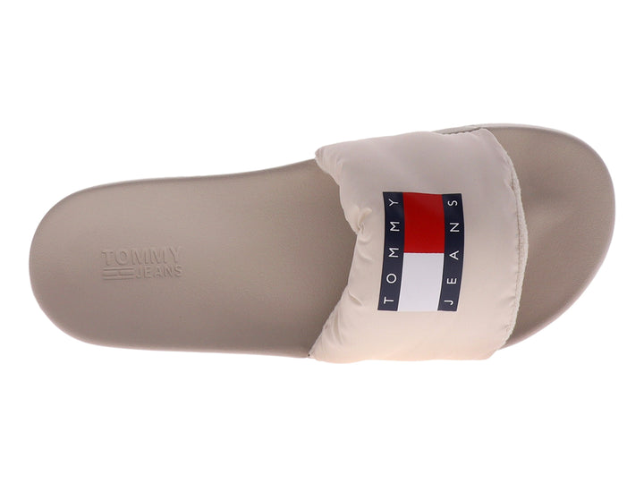 Sandalias Tommy Hilfiger color beige con correa acolchada y suela plana.