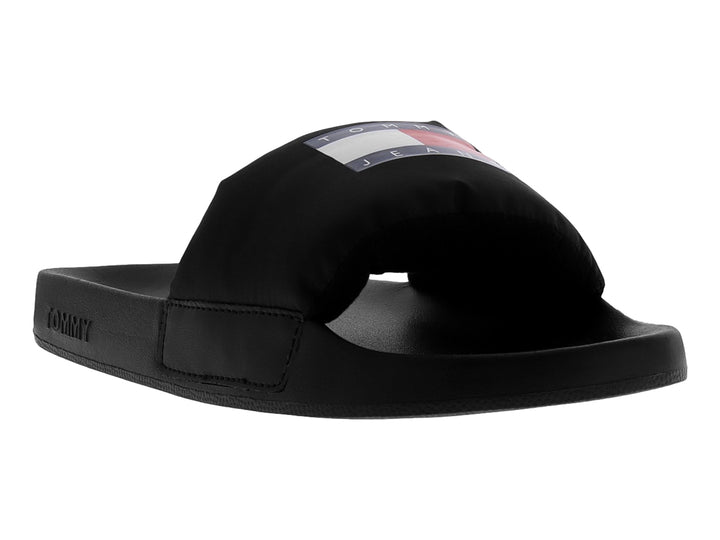 Sandalia deslizante Tommy Hilfiger de color negro con correa ancha y logotipo frontal.