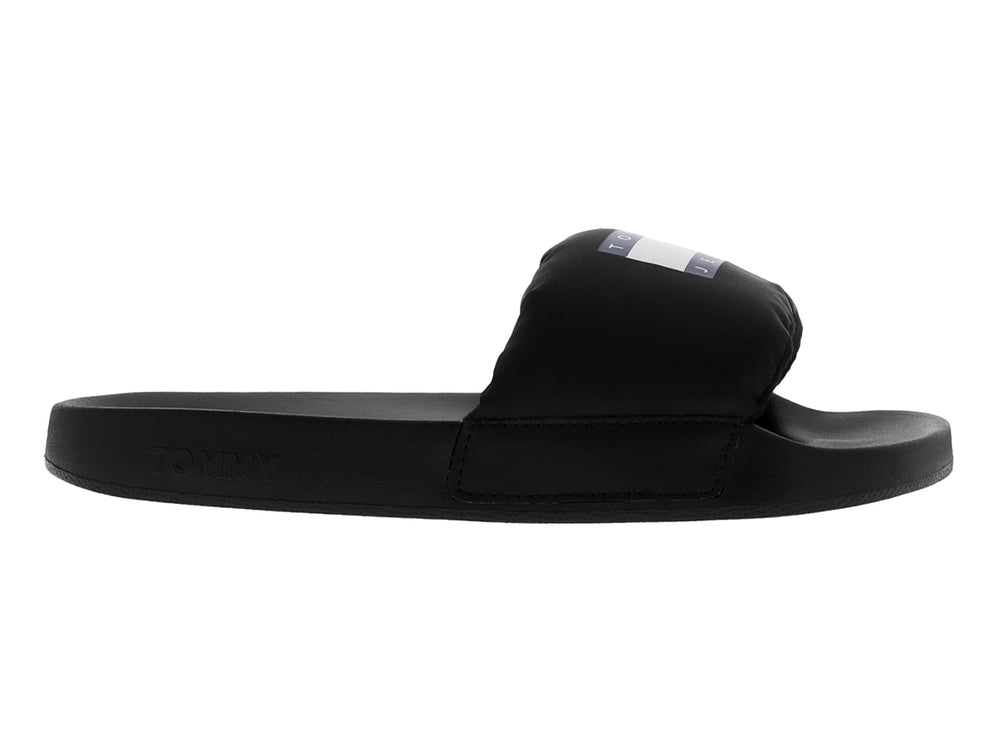 Sandalia deslizante Tommy Hilfiger de color negro con correa ancha y logotipo frontal.