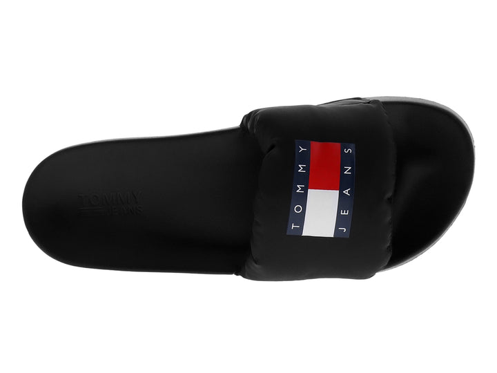 Sandalia deslizante Tommy Hilfiger de color negro con correa ancha y logotipo frontal.