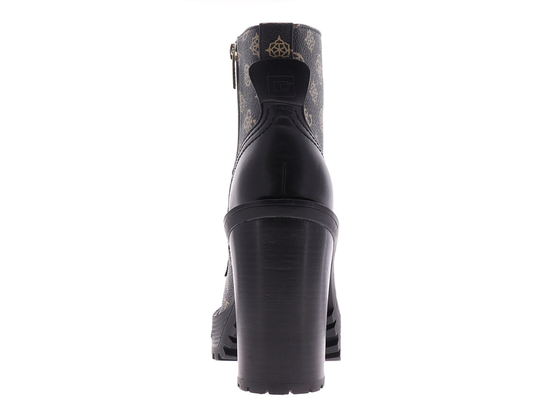 Bota negra con estampado marrón, tacón cuadrado alto y suela de plataforma dentada.