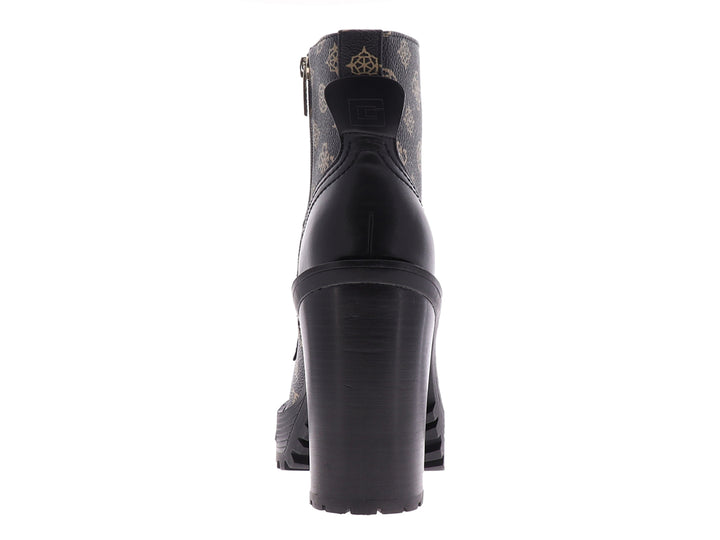 Bota negra con estampado marrón, tacón cuadrado alto y suela de plataforma dentada.