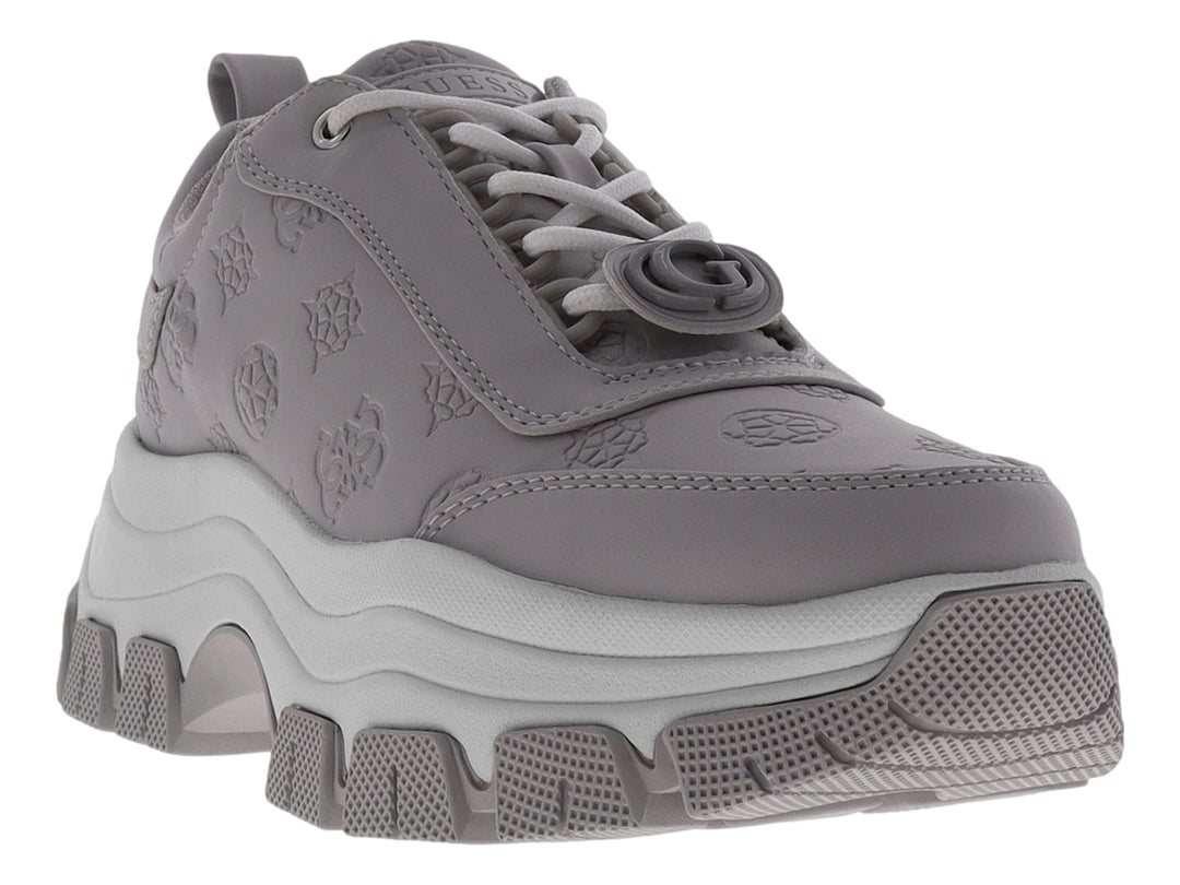 Tenis Guess GW Bria en color azul grisáceo con suela de plataforma gruesa y detalles grabados.