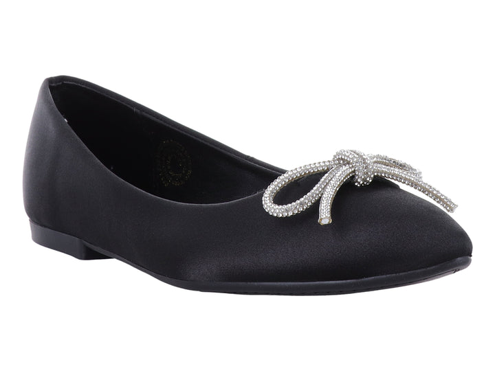 Zapato plano negro de material brillante con un moño decorativo de pedrería plateada en la punta.