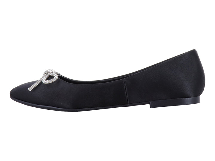 Zapato plano negro de material brillante con un moño decorativo de pedrería plateada en la punta.
