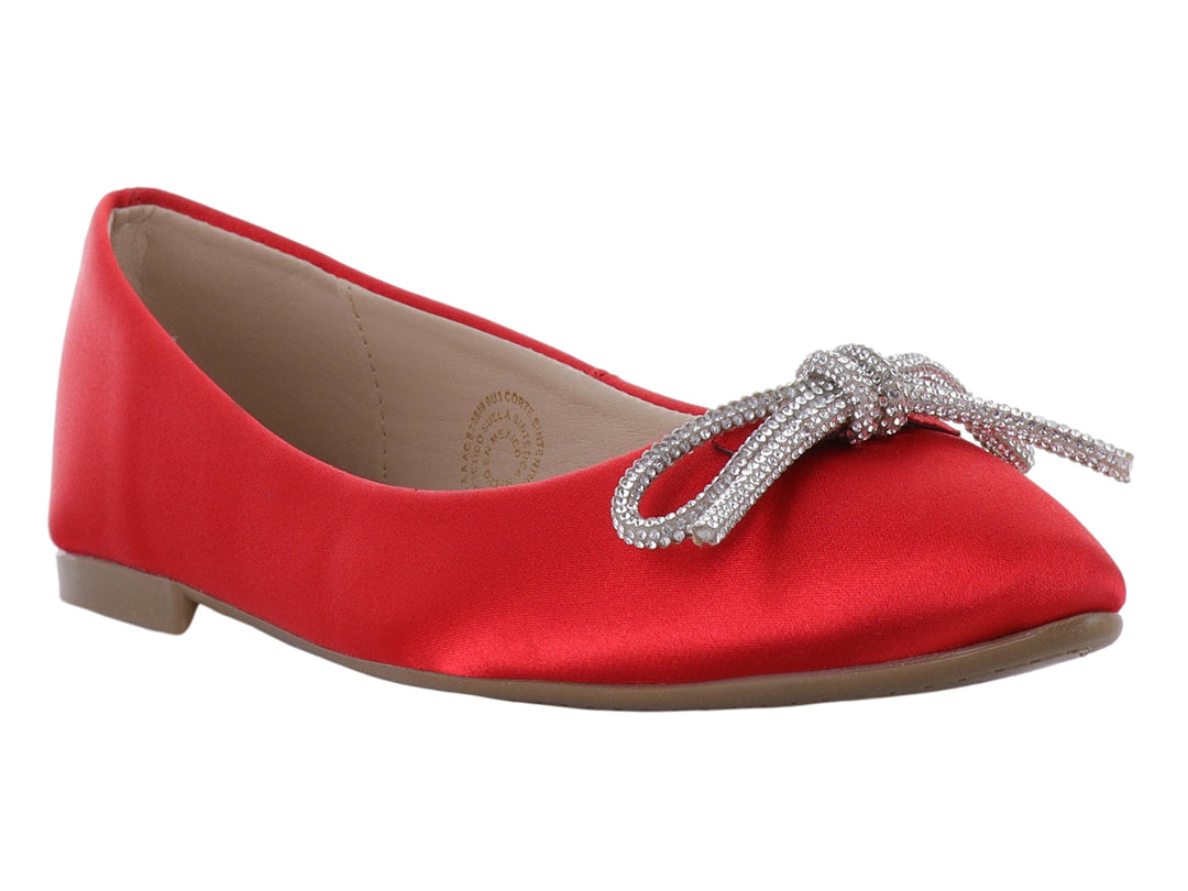 Zapato plano rojo satinado con un moño decorativo brillante en la parte superior.