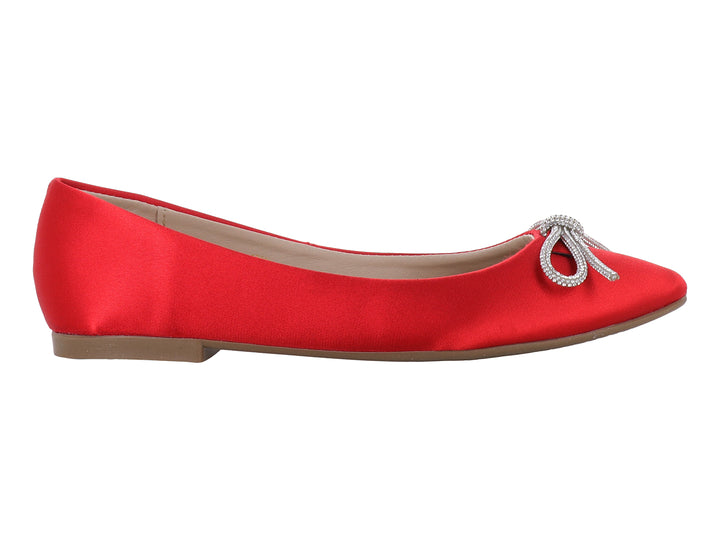 Zapato plano rojo satinado con un moño decorativo brillante en la parte superior.