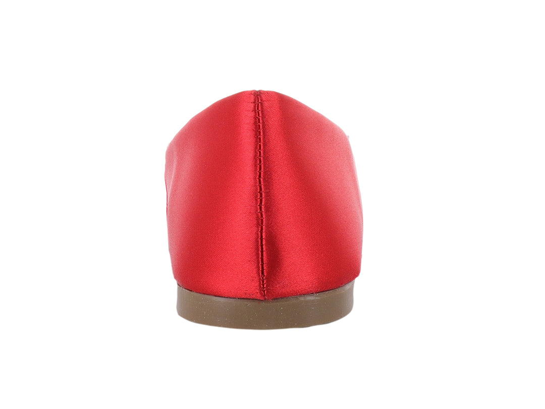Zapato plano rojo satinado con un moño decorativo brillante en la parte superior.