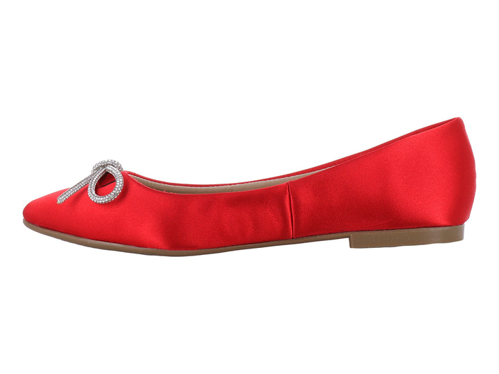 Zapato plano rojo satinado con un moño decorativo brillante en la parte superior.