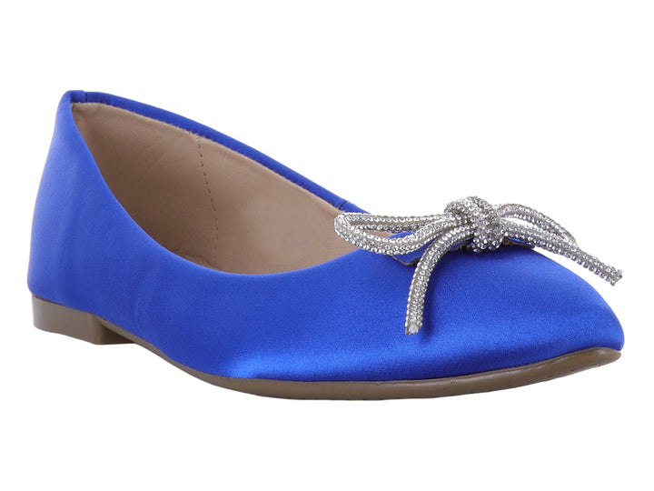Zapato plano color azul cobalto con un moño brillante en la punta.