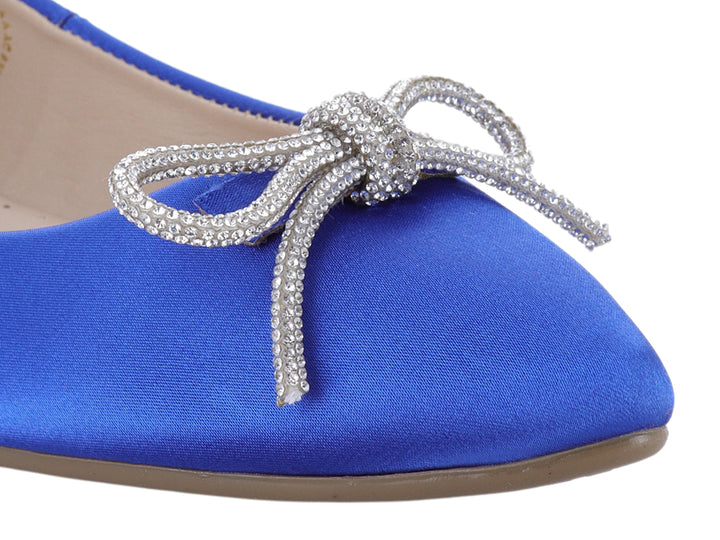 Zapato plano color azul cobalto con un moño brillante en la punta.
