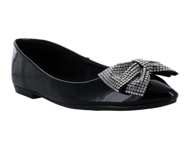 Zapato plano de charol negro con un moño decorativo de brillantes en la parte frontal.