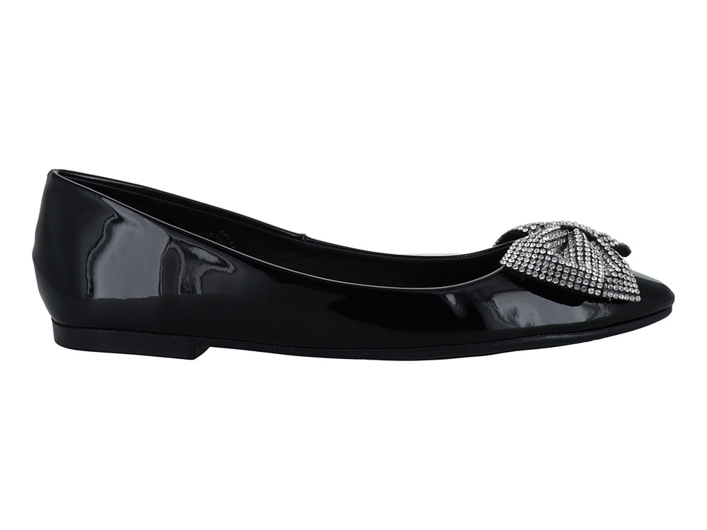 Zapato plano de charol negro con un moño decorativo de brillantes en la parte frontal.