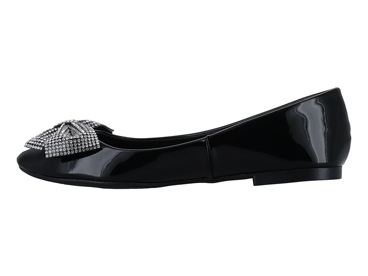 Zapato plano de charol negro con un moño decorativo de brillantes en la parte frontal.