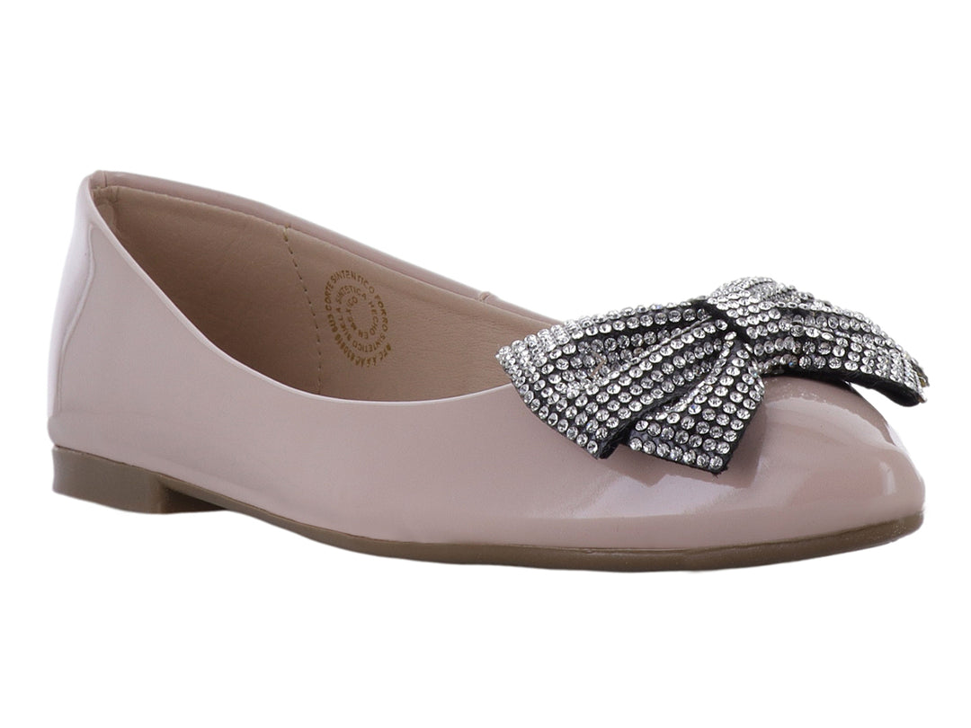 Zapatos planos color maquillaje de charol con un moño de brillantes en la punta.