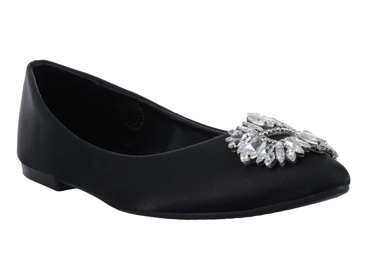 Zapato plano negro de tela brillante con un broche decorativo de cristales plateados en la punta.
