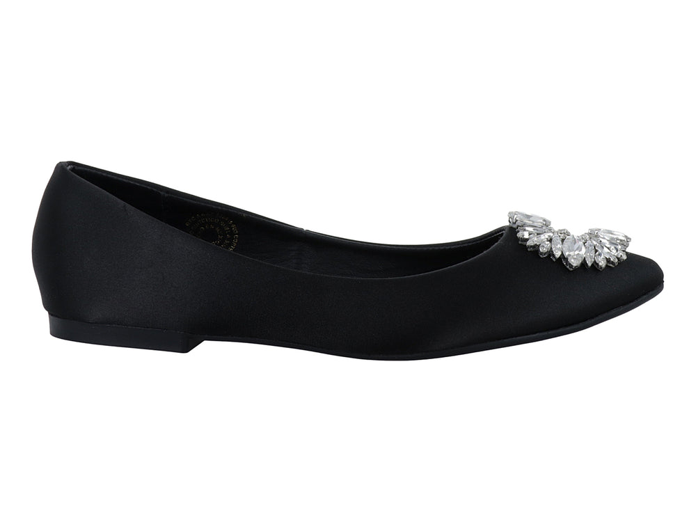 Zapato plano negro de tela brillante con un broche decorativo de cristales plateados en la punta.
