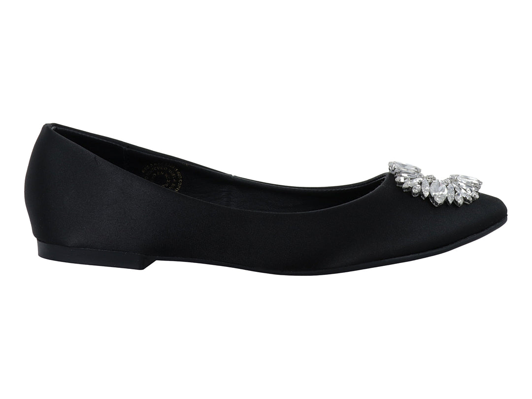 Zapato plano negro de tela brillante con un broche decorativo de cristales plateados en la punta.