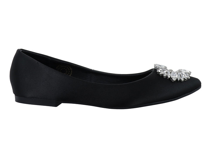 Zapato plano negro de tela brillante con un broche decorativo de cristales plateados en la punta.