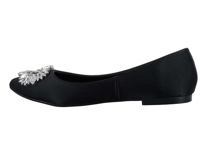 Zapato plano negro de tela brillante con un broche decorativo de cristales plateados en la punta.
