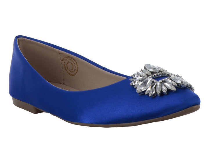 Zapato plano color azul cobalto con adorno de cristales en la punta.