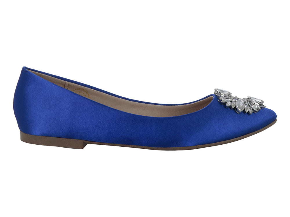Zapato plano color azul cobalto con adorno de cristales en la punta.