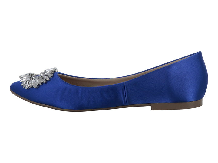 Zapato plano color azul cobalto con adorno de cristales en la punta.
