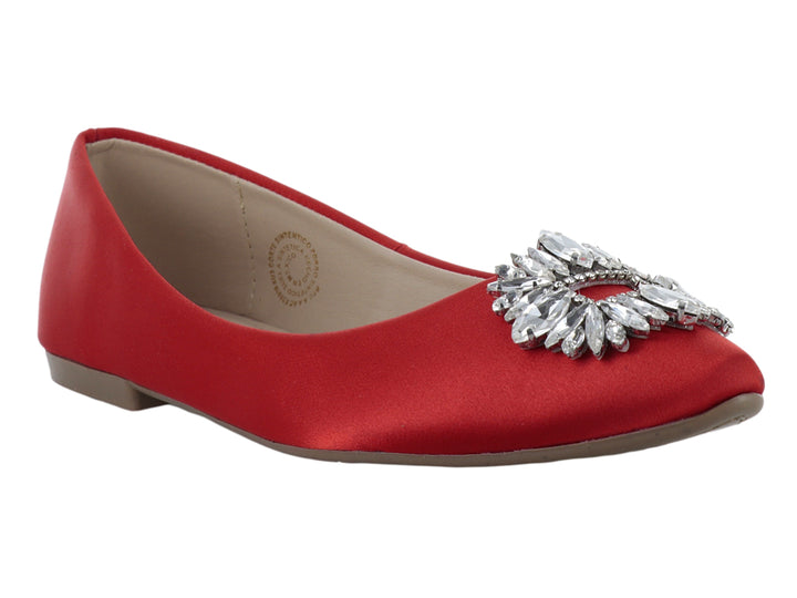 Zapato plano rojo con detalle de pedrería brillante en la punta.