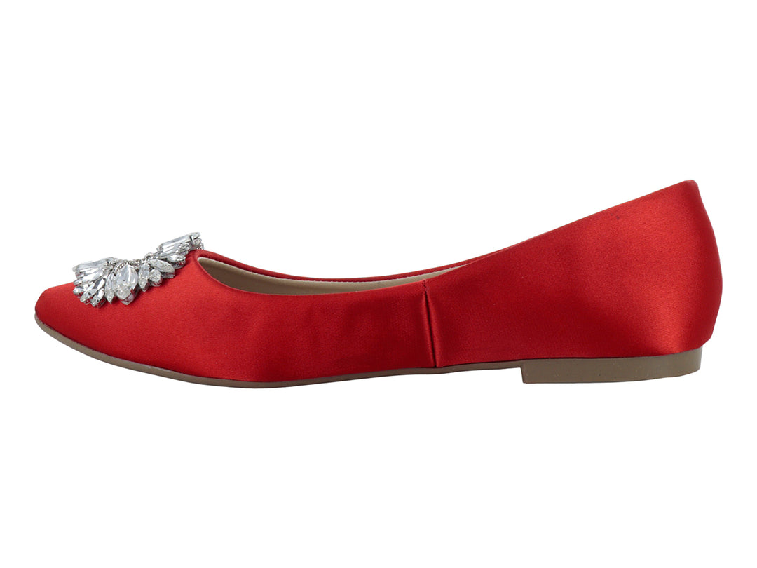 Zapato plano rojo con detalle de pedrería brillante en la punta.