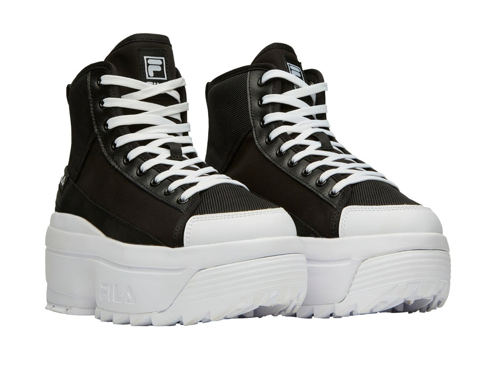 Tenis FILA de bota color negro con suela de plataforma blanca gruesa.
