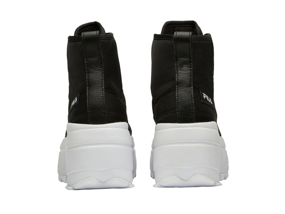 Tenis FILA de bota color negro con suela de plataforma blanca gruesa.