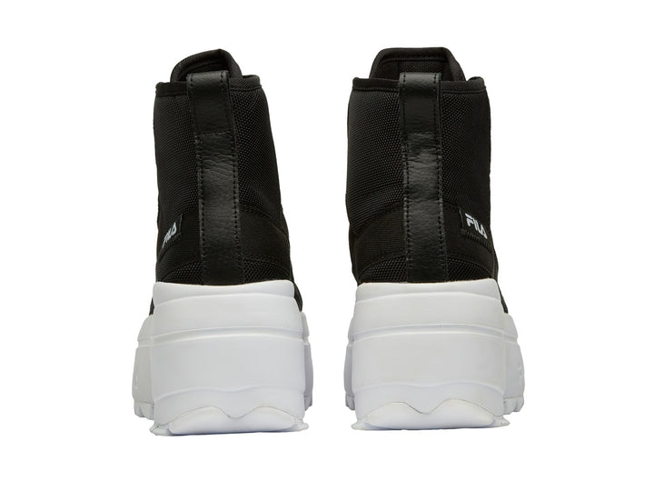 Tenis FILA de bota color negro con suela de plataforma blanca gruesa.