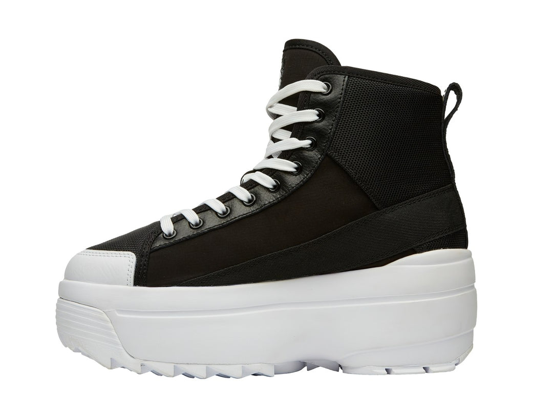 Tenis FILA de bota color negro con suela de plataforma blanca gruesa.