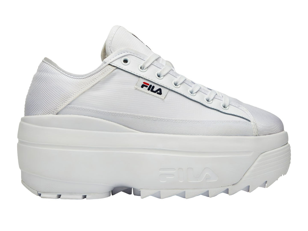 Tenis FILA Zora Trail Low color blanco con suela de plataforma gruesa y dentada.