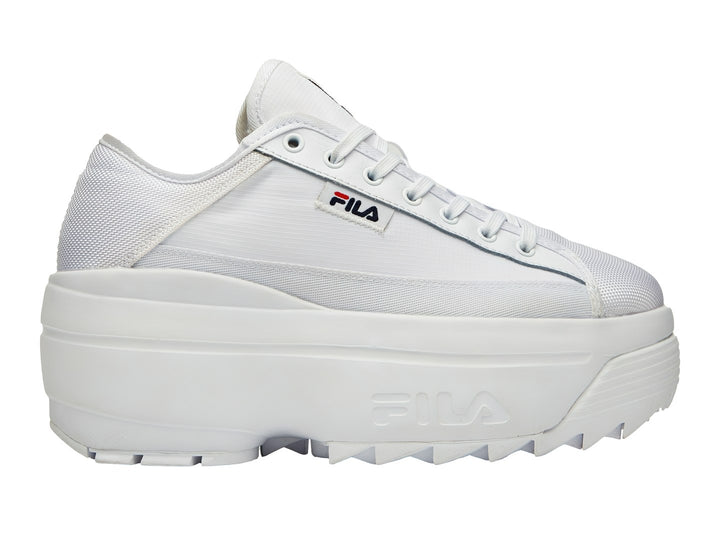 Tenis FILA Zora Trail Low color blanco con suela de plataforma gruesa y dentada.