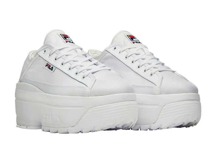 Tenis FILA Zora Trail Low color blanco con suela de plataforma gruesa y dentada.