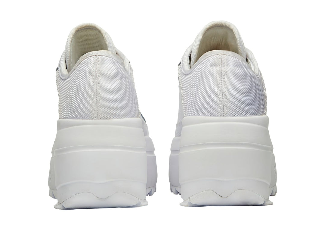 Tenis FILA Zora Trail Low color blanco con suela de plataforma gruesa y dentada.