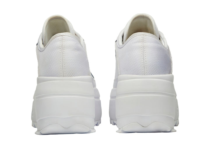Tenis FILA Zora Trail Low color blanco con suela de plataforma gruesa y dentada.