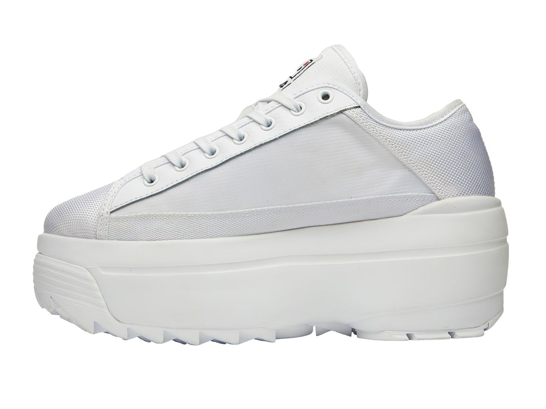 Tenis FILA Zora Trail Low color blanco con suela de plataforma gruesa y dentada.