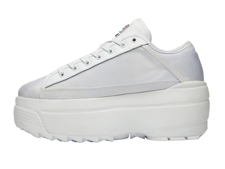 Tenis FILA Zora Trail Low color blanco con suela de plataforma gruesa y dentada.