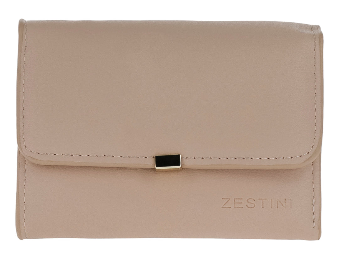 Bolso estilo cartera color nude con cierre metálico dorado y logo grabado.