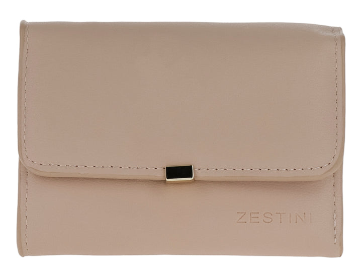 Bolso estilo cartera color nude con cierre metálico dorado y logo grabado.
