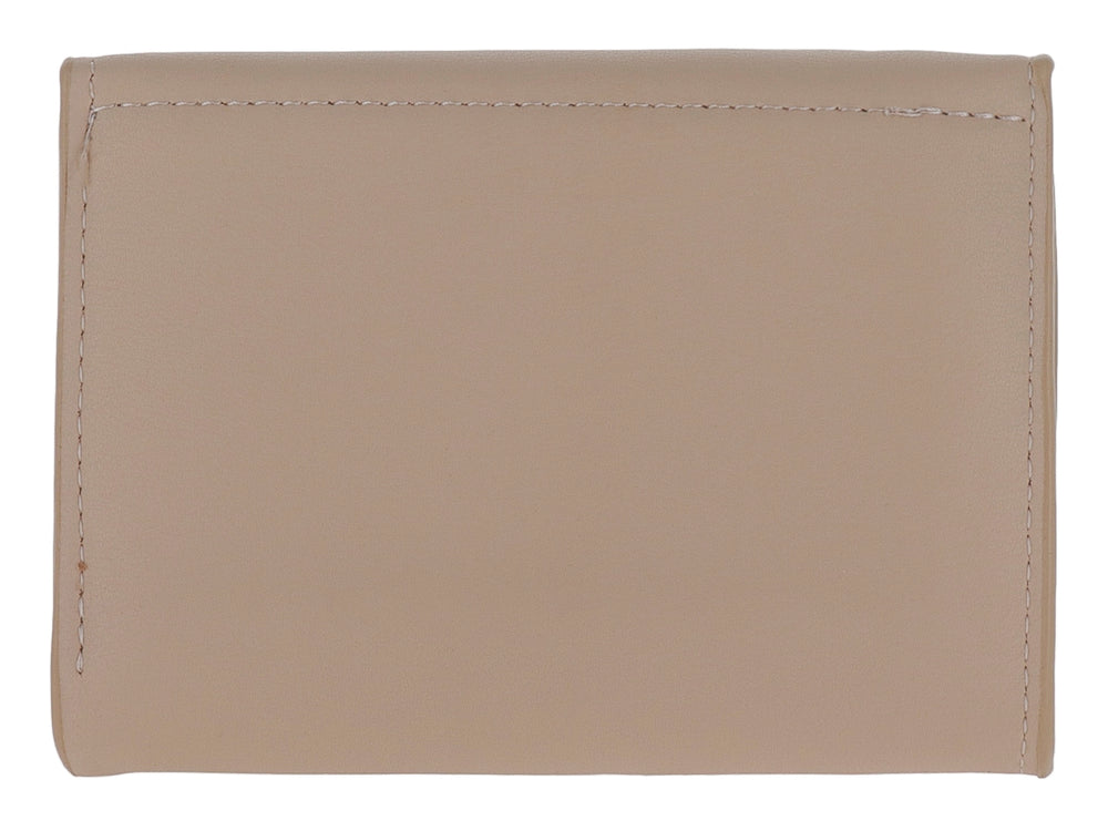 Bolso estilo cartera color nude con cierre metálico dorado y logo grabado.